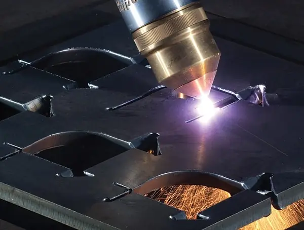 High-definition plasma torch cutting steel plate
