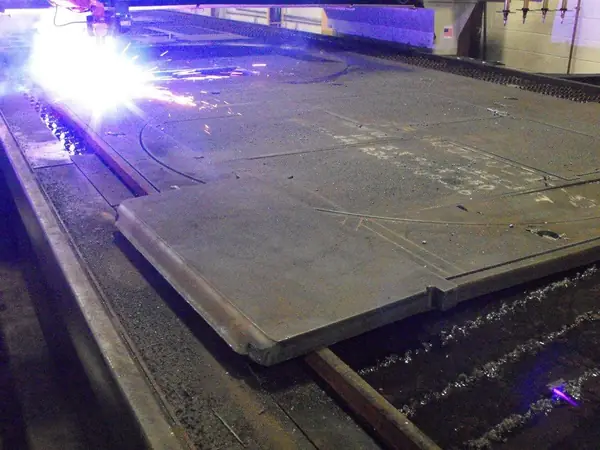 High-definition plasma table cutting thick steel plate