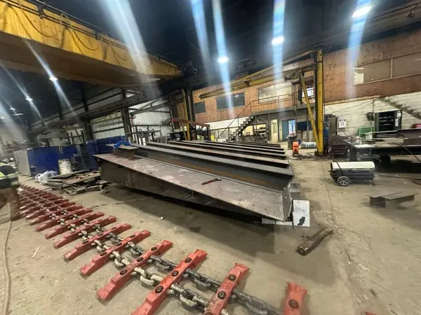 Heavy plate fabrication with conveyor flights