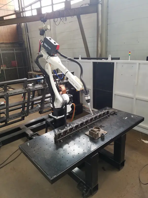 Robotic welding cell with fixture table
